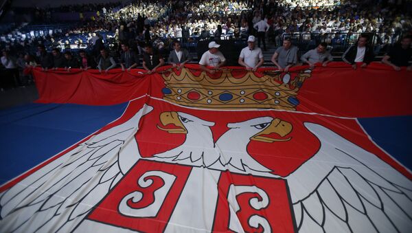 Serbian Progressive Party supporters hold Serbian flag during a pre-election rally in Belgrade, Serbia, Thursday, April 21, 2016 - Sputnik Afrique