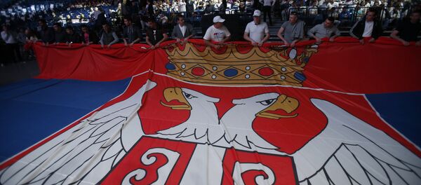 Serbian Progressive Party supporters hold Serbian flag during a pre-election rally in Belgrade, Serbia, Thursday, April 21, 2016 - Sputnik Afrique