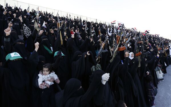 Des femmes soutiennent les Houthis lors d'une défilé militaire au Yémen - Sputnik Afrique
