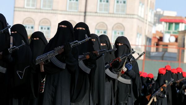 Des femmes soutiennent les Houthis lors d'une défilé militaire au Yémen - Sputnik Afrique