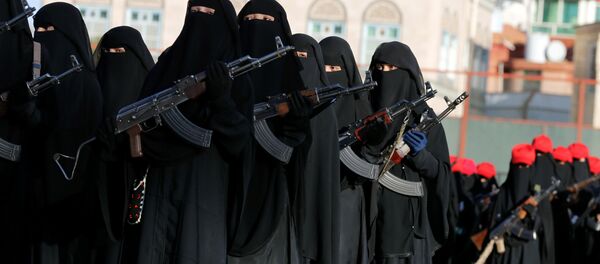 Des femmes soutiennent les Houthis lors d'une défilé militaire au Yémen - Sputnik Afrique