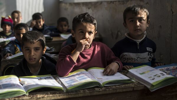 Ученики во время урока в школе поселения для беженцев в населенном пункте Аль-Ком провинции Кунейтра в Сирии - Sputnik Afrique