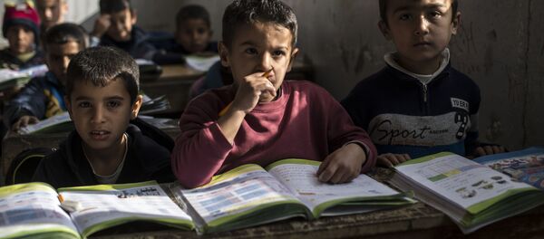 Ученики во время урока в школе поселения для беженцев в населенном пункте Аль-Ком провинции Кунейтра в Сирии - Sputnik Afrique