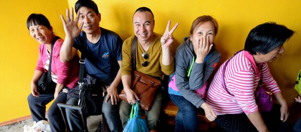 Китайские туристы в зоне таможенного контроля на многостороннем автомобильном пункте пропуска Пограничный в Приморском крае. - Sputnik Afrique