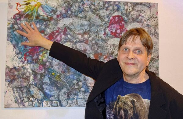 Pasi Jantti, gardien de Juuso, montre son tableau - Sputnik Afrique