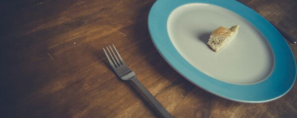 Un plato con un pedazo de pan - Sputnik Afrique