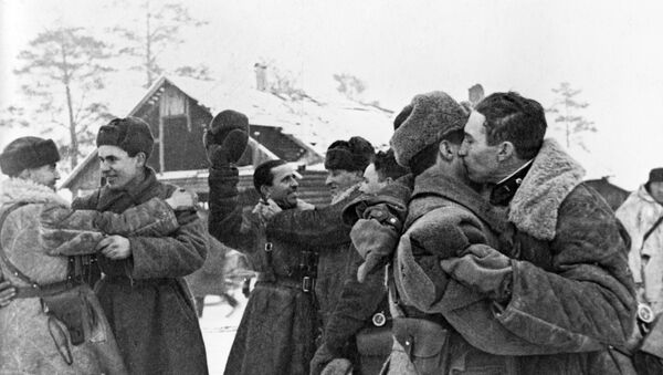 Встреча солдат Красной армии после прорыва блокады Ленинграда - Sputnik Afrique