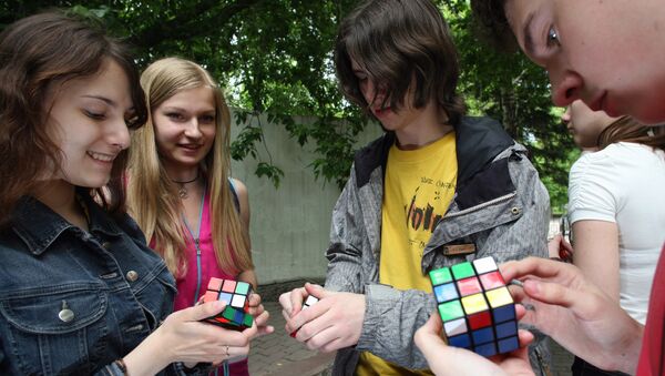 Кубик Рубика- механическая головоломка, изобретенная в 1974 году венгерским скульптором и преподавателем архитектуры Эрне Рубиком. - Sputnik Afrique