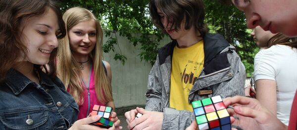 Кубик Рубика- механическая головоломка, изобретенная в 1974 году венгерским скульптором и преподавателем архитектуры Эрне Рубиком. - Sputnik Afrique
