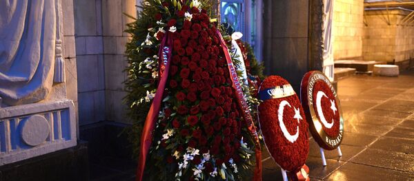 Des guirlandes envoyées par la Turquie pour commémorer l'ambassadeur de Russie en Turquie Andrei Karlov - Sputnik Afrique