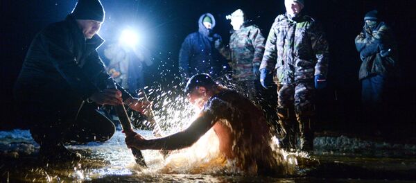 Крещенское купание у деревни Рышево Новгородской области - Sputnik Afrique