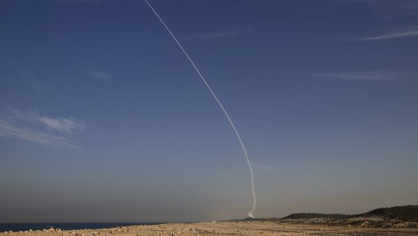 An Arrow 3 ballistic missile interceptor is seen during its test launch near Ashdod December 10, 2015. - Sputnik Afrique