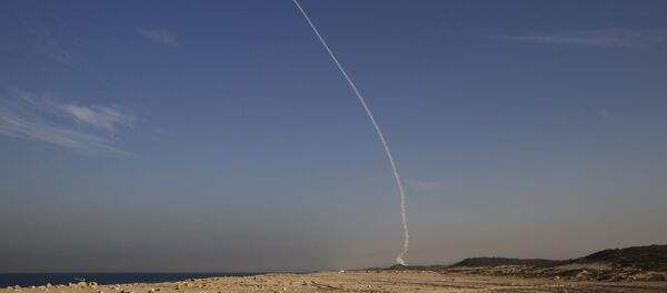 An Arrow 3 ballistic missile interceptor is seen during its test launch near Ashdod December 10, 2015. - Sputnik Afrique