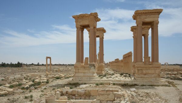 The colonnade avenue and Tetrapylon in the historical part of Palmyra (the view from the Valley of Tombs) - Sputnik Afrique