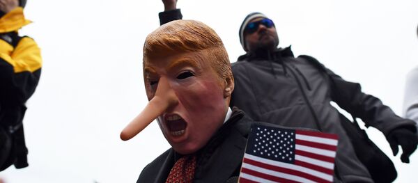 Demonstrators protest against US President-elect Donald Trump before his inauguration on January 20, 2017, in Washington, DC. - Sputnik Afrique