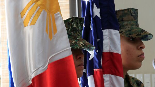 Les protestataires brûlent le drapeau américain près du consulat US aux Philippines - Sputnik Afrique