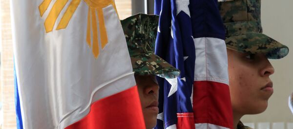 Les protestataires brûlent le drapeau américain près du consulat US aux Philippines - Sputnik Afrique