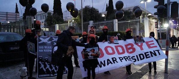«Goodbuy, le président de la guerre»: à Athènes, ils disent adieu à Barack Obama - Sputnik Afrique