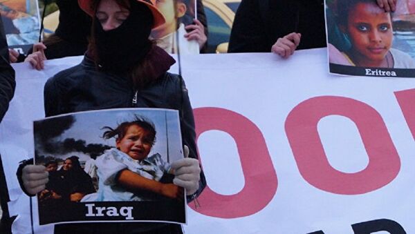 Un flash-mob sous le slogan «Goodbuy, le président de la guerre» à proximité de l’Ambassade des États-Unis à Athènes  - Sputnik Afrique