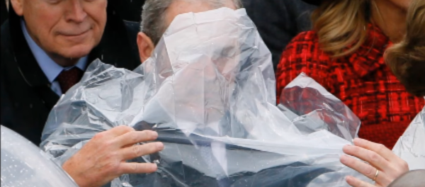 W. Bush en duel contre un poncho - Sputnik Afrique