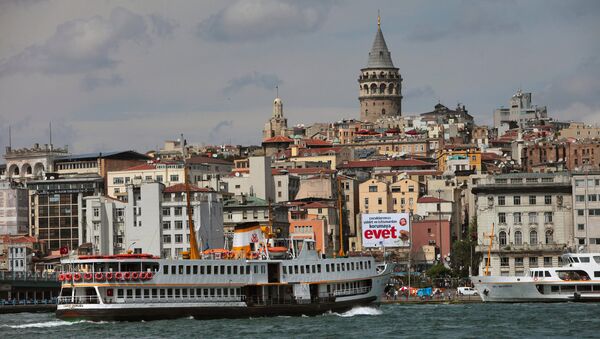 Le maire d'une ville turque se jette à l’eau pour sauver une inconnue - Sputnik Afrique