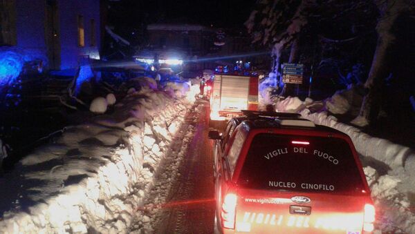 Les pompiers italiens en route vers l'hôtel enseveli sous une avalanche - Sputnik Afrique