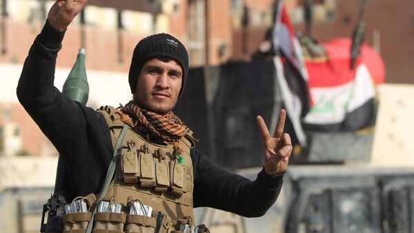 A member of Iraq's elite counter-terrorism service flashes the V for victory sign on December 28, 2015 after Iraqi forces recaptured the city of Ramadi, the capital of Iraq's Anbar province, about 110 kilometers west of Baghdad, from the Islamic State (IS) jihadist group. - Sputnik Afrique