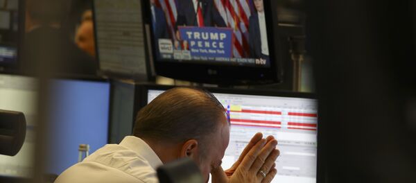 A trader at the stock exchange reacts in Frankfurt, Germany. - Sputnik Afrique