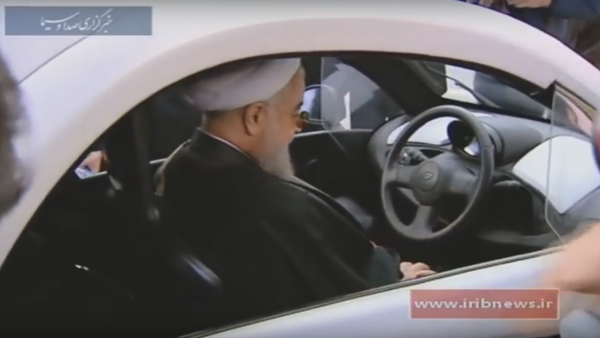 Hassan Rohani au volant d’une voiture électrique de production iranienne - Sputnik Afrique