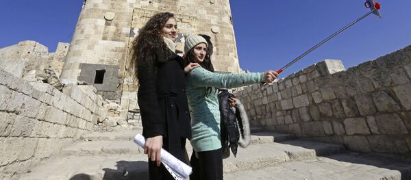 Les Syriennes prennent une photo à Alep - Sputnik Afrique