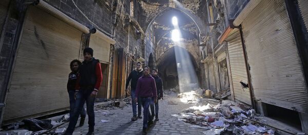 Сирийские дети гуляют среди развалин старого города Алеппо - Sputnik Afrique
