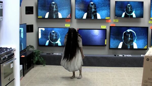 Une fille déguisée en Samara, personnage du film d'horreur Le Cercle - Sputnik Afrique