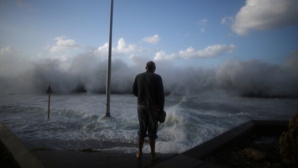 A man watches waves breaking on the Malecon seafront in Havana, Cuba, January 23, 2017 - Sputnik Afrique