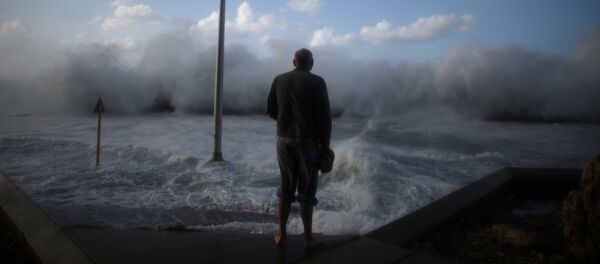 A man watches waves breaking on the Malecon seafront in Havana, Cuba, January 23, 2017 - Sputnik Afrique