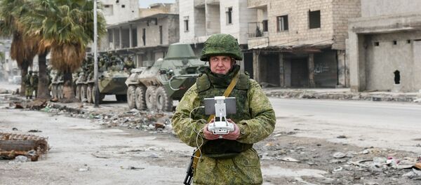 Военный инженер сводного отряда Международного противоминного центра Вооруженных сил РФ во время работы по разминированию восточных районов сирийского города Алеппо. - Sputnik Afrique