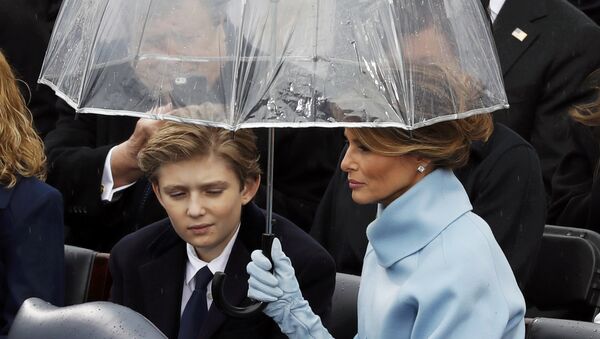Melania and Barron Trump shield under an umbrella during the inauguration ceremonies to swear in Donald Trump as the 45th president of the United States at U.S. Capitol in Washington, U.S., January 20, 2017. - Sputnik Afrique