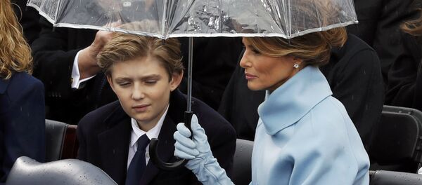 Melania and Barron Trump shield under an umbrella during the inauguration ceremonies to swear in Donald Trump as the 45th president of the United States at U.S. Capitol in Washington, U.S., January 20, 2017. - Sputnik Afrique