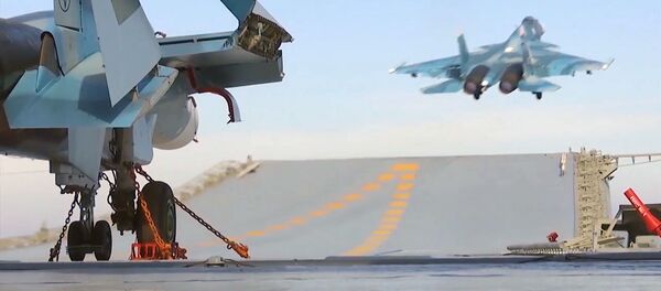 Le chasseur embarqué russe Su-33 décolle depuis du pont d'envol de du porte-avions Amiral Kouznetsov Le chasseur embarqué russe Su-33 décolle depuis du pont d'envol de du porte-avions Amiral Kouznetsov - Sputnik Afrique