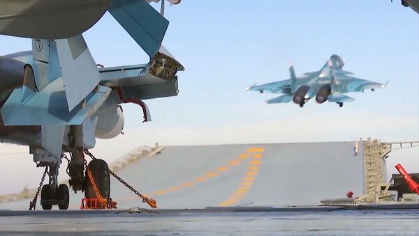 Le chasseur embarqué russe Su-33 décolle depuis du pont d'envol de du porte-avions Amiral Kouznetsov - Sputnik Afrique