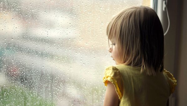 Девочка смотрит в окно - Sputnik Afrique