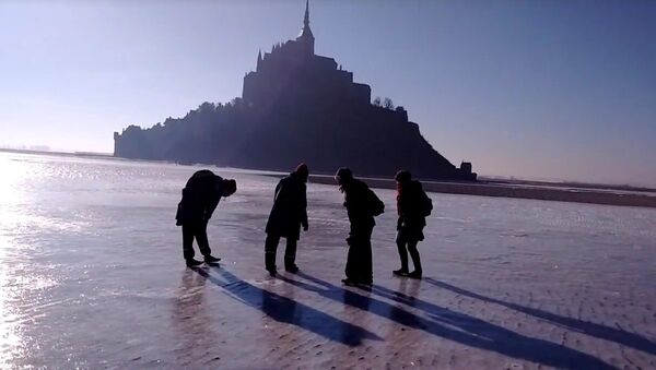 En patins à glace sur la banquise du Mont Saint Michel - Sputnik Afrique