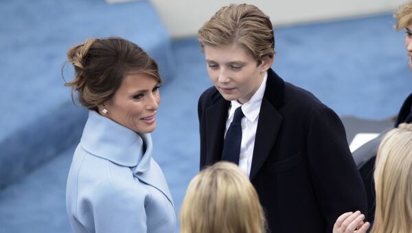 US First Laday Melania Trump and her son Barron Trump chat as they wait for the beginning of the swearing-in ceremony of US 45th President Donald Trump in front of the Capitol in Washington on January 20, 2017. - Sputnik Afrique