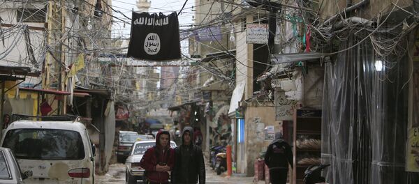 Youth walk under an Islamic State flag in Ain al-Hilweh Palestinian refugee camp, near the port-city of Sidon, southern Lebanon January 19, 2016 - Sputnik Afrique