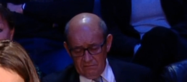 Quand Le Drian s’endort en plein débat Valls-Hamon - Sputnik Afrique