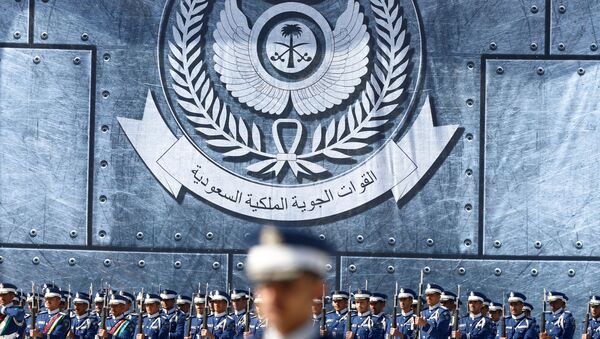 Представители Королевских военно-воздушных сил Саудовской Аравии на авиашоу в честь 50-летия Авиационной академии имени короля Фейсала в Эр-Рияде - Sputnik Afrique