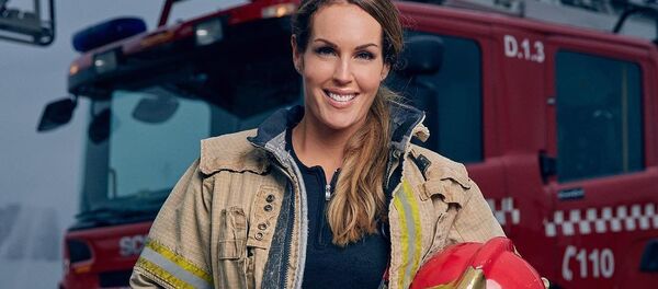 La plus belle femme-pompier du monde enflamme la Toile - Sputnik Afrique