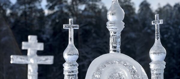 Ледяная скульптура на льду Раифского озера в окрестностях Раифского Богородицкого монастыря в Зеленодольском районе. - Sputnik Afrique