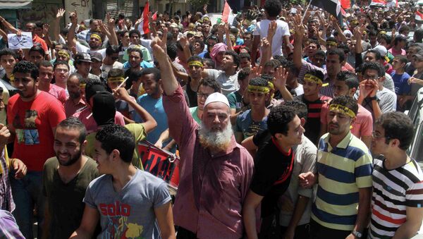 Egyptian supporters of the Muslim Brotherhood movement shout slogans during a rally to mark the first anniversary of the military ouster of president Mohamed Morsi on July 3, 2014 - Sputnik Afrique