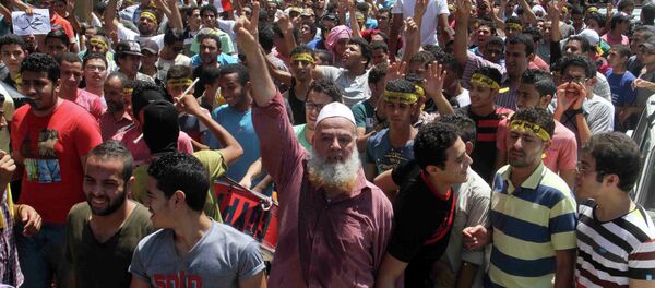 Egyptian supporters of the Muslim Brotherhood movement shout slogans during a rally to mark the first anniversary of the military ouster of president Mohamed Morsi on July 3, 2014 - Sputnik Afrique