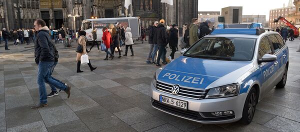 A police car drives past the Cologne Cathedral near the station square on December 30, 2016 in Cologne, western Germany. - Sputnik Afrique